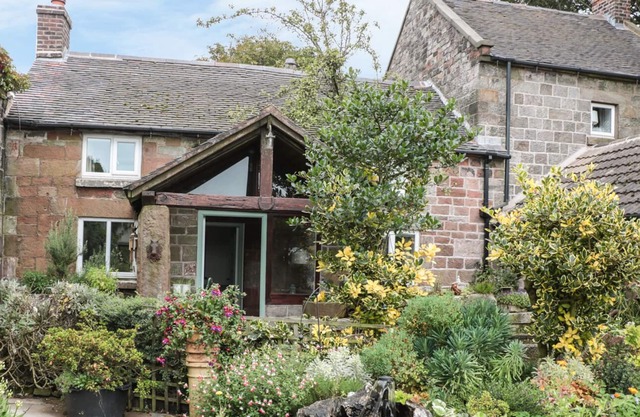 BUTTERLANDS FARMHOUSE, pet friendly, with open fire in Biddulph