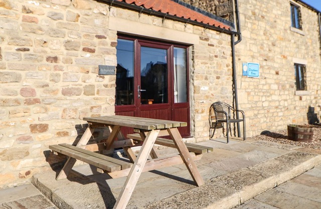 BUTTERWICK, pet friendly, character holiday cottage in Staindrop