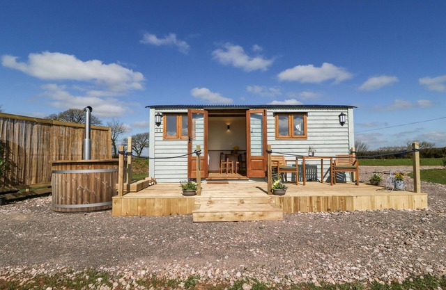BUZZARDS, romantic, character holiday cottage in Morchard Bishop