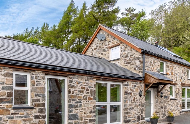 BWTHYN CLYCHAU'R GOG, luxury holiday cottage in Ruthin