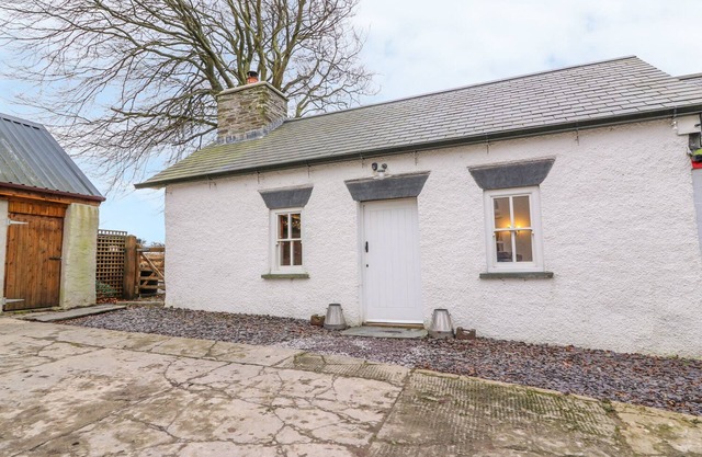 BWTHYN LAN, family friendly, character holiday cottage in Boncath