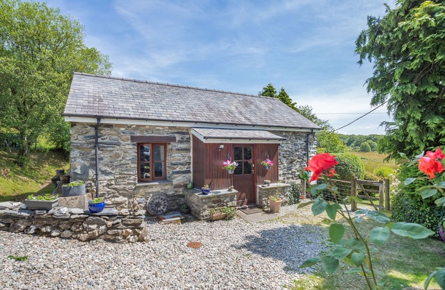 BWYTHYN Y WENNOL, pet friendly, with a garden in Beddgelert