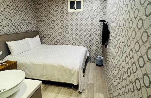 BY Cool hotel with AC in vibrant Taipei City near Ximending with Ubike