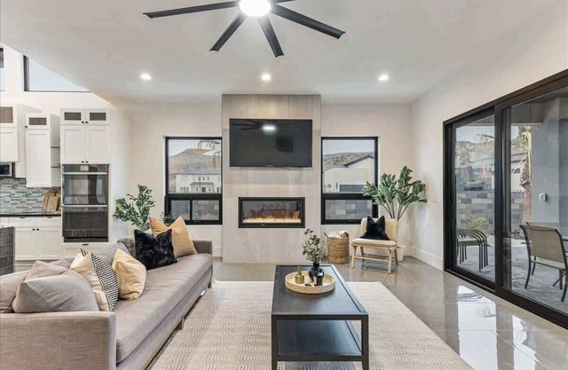 By Sand Hollow, Rooftop Patio & Private Hot tub!