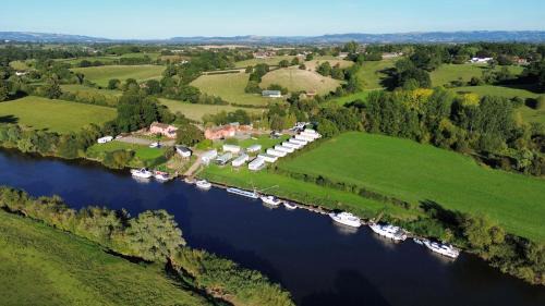 By The River Severn - Caravan 6 - Severnside Boat and Caravan Park