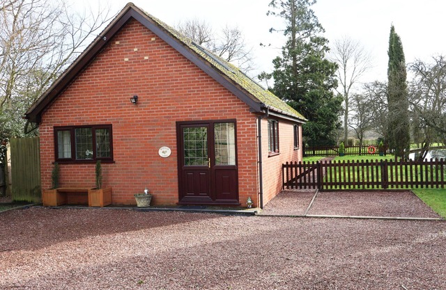 BYEFIELD LODGE, pet friendly, character holiday cottage in Welland