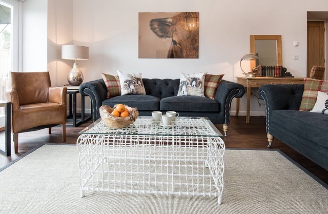 BYRE, Gattonside - sleeps 4 in 2 bedrooms