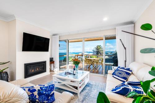 bythesea-Beachfront cosy fireplace pet friendly