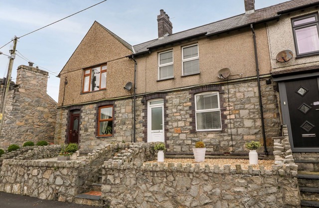 BYTHYNNOD NEWYDD, pet friendly, country holiday cottage in Trefor
