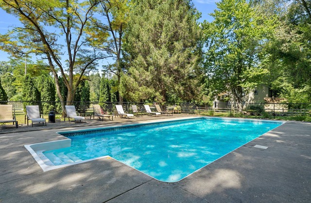 Charming 3 bdrm/3 ba, heated pool, fire pit, private yard, 5 min drive to beach