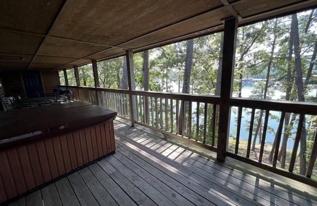 C16, Two bedroom, two bath, log-sided Harbor North luxury cottage with hot tub overlooking Lake Ouachita. by RedAwning
