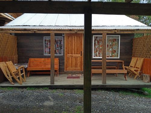 Cabaña frente a la entrada de los ojos del caburgua