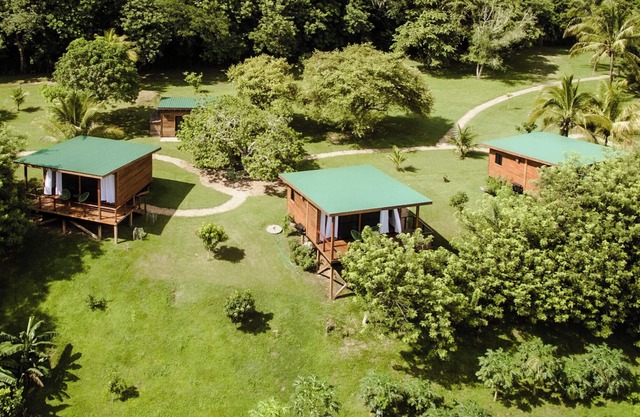 Cabana 2 -Modern amenities cabin, on the banks of the Belize River