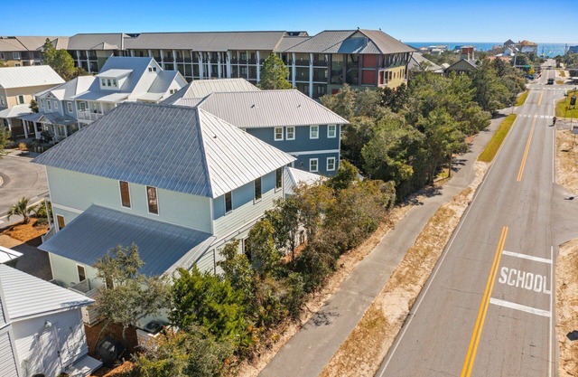 CABANA BLU: New Listing! Private Community, Beautiful Large Pool, Easy Beach Access