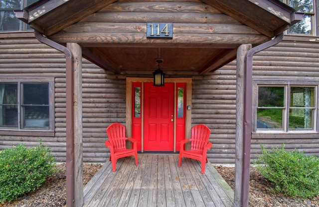 Cabin 114, Luxury 6 bedroom, 3 bath cabin minutes from Downtown Lexington!