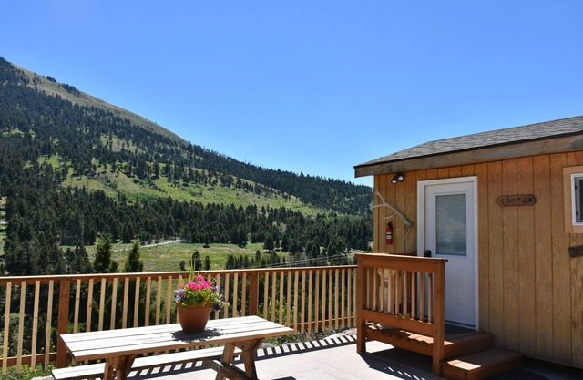 CABIN 2- Secluded cabin 5.25 miles. from North entrance to Yellowstone!