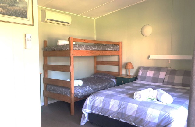 Cabin 4 - Sleeps 4 people. Access to all amenities including kitchen/dining