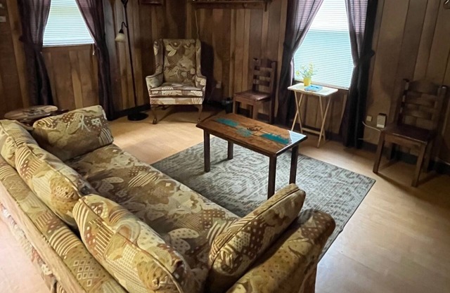 Cabin At beautiful Lake Jocassee, Salem SC sleeps 6 free park pass