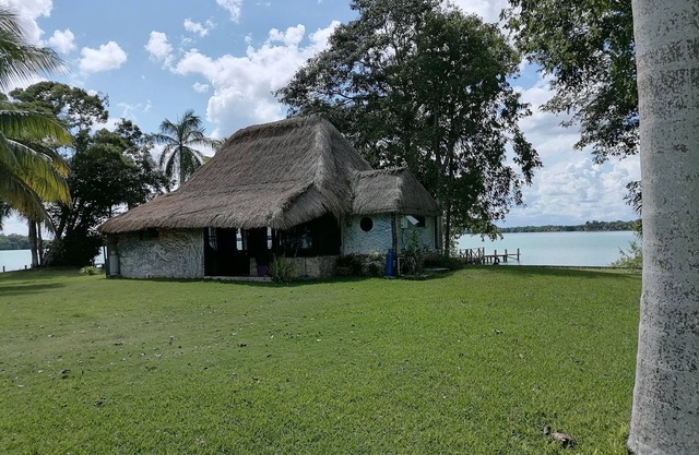 Cabin at the foot of the lagoon