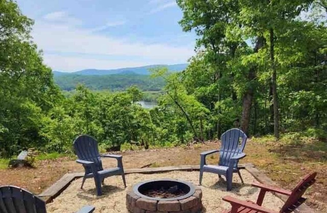 Cabin~ Firepit~Mtn/River views~ WIFI~Hot Tub~Pets