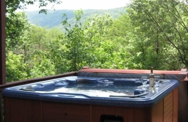 Cabin Getaway ~Relax and Enjoy the hot tub or hang out in the game room
