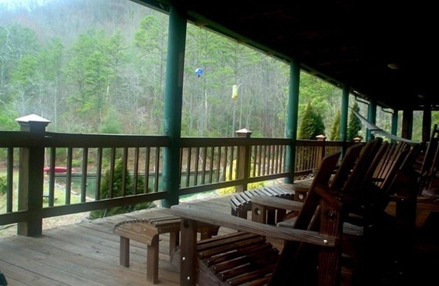 Cabin in the mountains.privacy, huge covered porch, hiking, waterfalls