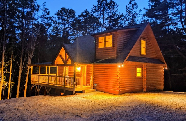 Cabin life near Asheville/Hendersonville. Secluded but still convenient escape!n