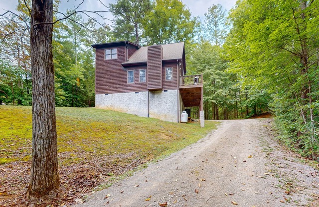 Cabin near Smokys w/Free Attraction TIckets, pool table & mountain-view deck