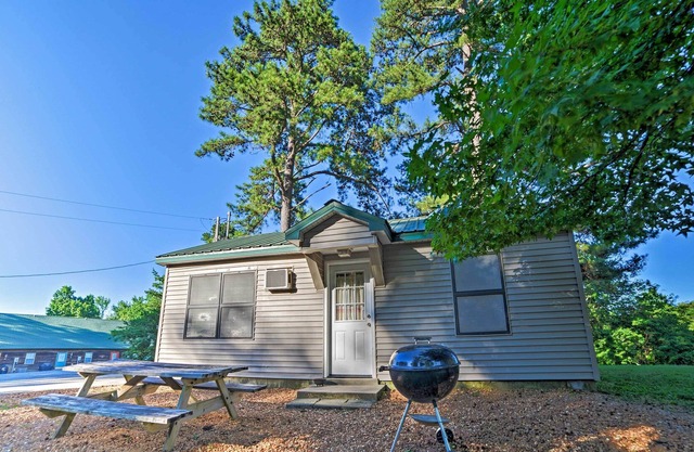 Cabin on Kentucky Lake: Nearby Marina Access!