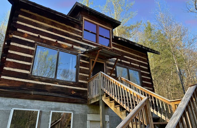 Cabin Retreat Between Marshall and Hot Springs! Firepit, Creek, Pure Bliss!