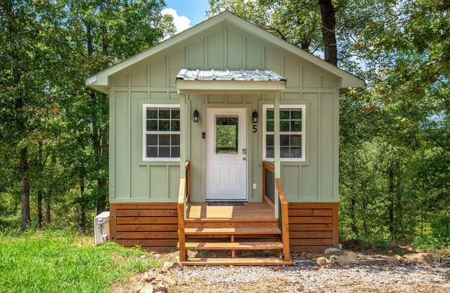 Cabin #5 @ Rock Creek Cabins! Pet Friendly! Minutes to Shopping & Dining!