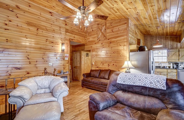 Cabin w/Hot Tub. Casino 18 miles, Free Pass to swimming beach. Fishing 4 miles