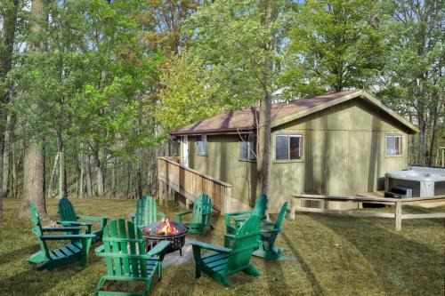 Cabin w Hot Tub, Indoor Pool/Gym Access, & WiFi
