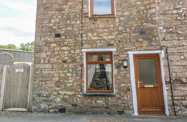 CABINTEELY, pet friendly, with open fire in Brough
