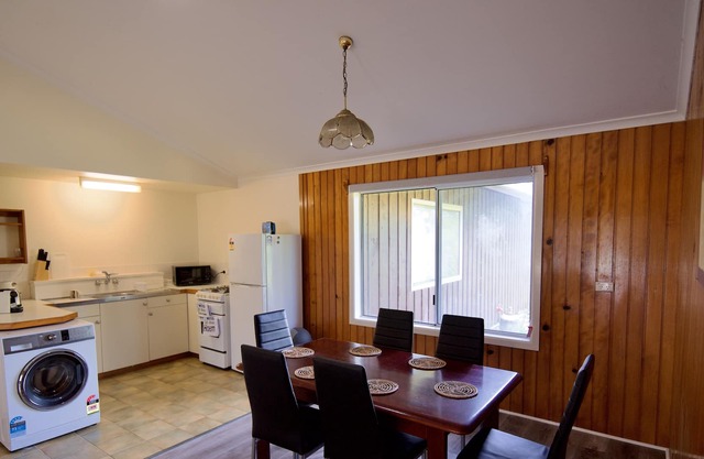 Cadel’s Cottage 5min walk to the supermarket & shopping, 4 minutes to the beach