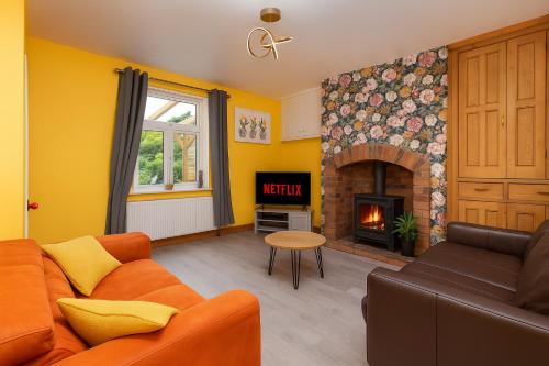 Calder Canal by Alt-Stay Accommodation - 3 Bed Canal Side Cottage Ideal For Workforces & Relocations - Weekly & Monthly Rates Available