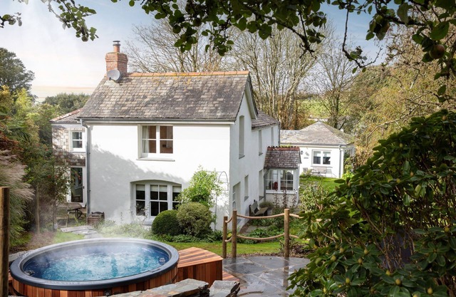 Calenick - a stylish cottage that sleeps 6 guests in 3 bedrooms