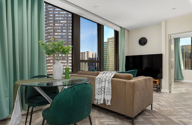 Calm and Contemporary 1-Bed with Views