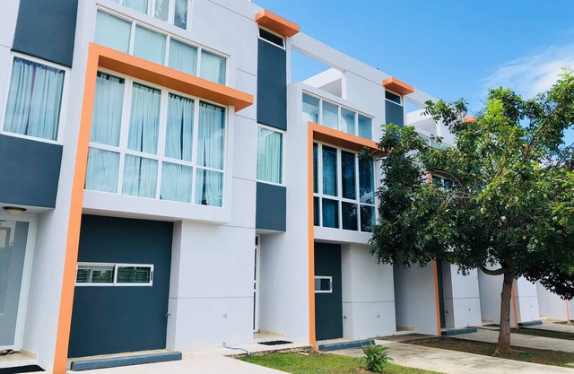 Camino del Mar townhouse, fully air-conditioned, high speed WiFi, w/open terrace