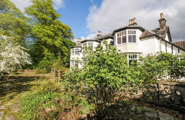 CAMISKY LODGE, pet friendly, character holiday cottage in Caol