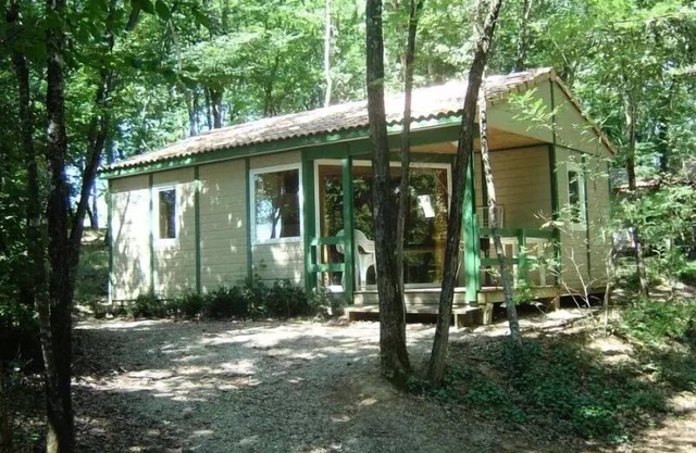 Camping du Chêne Vert * - Bungalow Comfort 5pers 38,50m2 with covered terrace 2 bedrooms shaded and half shaded 5 people