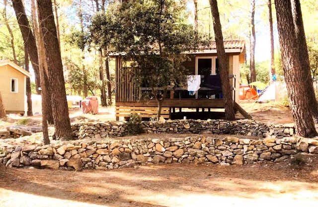 Campsite La Simioune* - Chalet BRUYERE - 2 bedrooms + TV (2 adults maximum and 3 children under 14 years old) 2 to 5 people - 2 people. included in the price