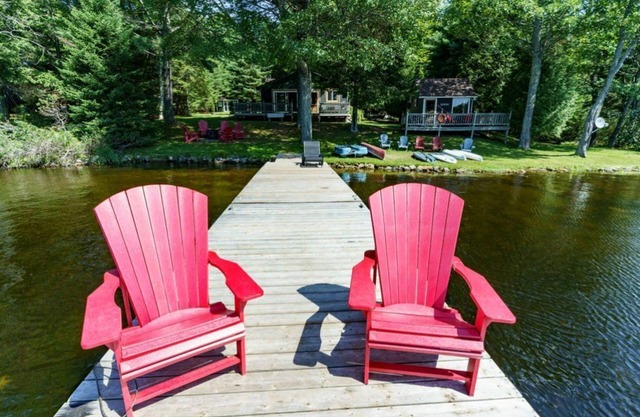 Canadiana-Muskoka Lake House Retreat