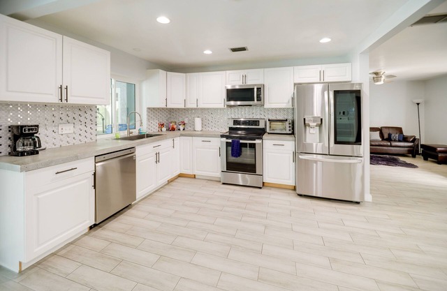 Canal Access & Private Pool: Cape Coral Oasis!