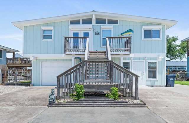 Canal Breeze! Waterfront property! Private pool!