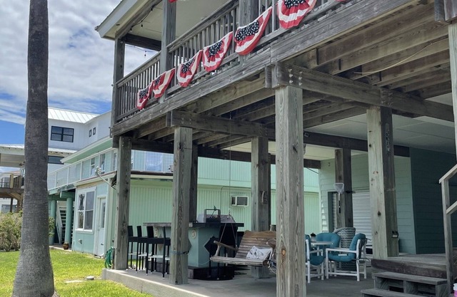Canal front Coastal Cottage in Rockport off Estes Flats!