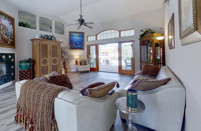 Canal Front Home with Screened Pool/Spa, Entertainer's Patio & Grill + Fast WiFi