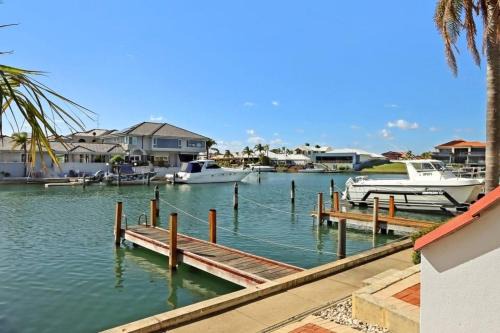 Canal Villa & Jetty-dolphin Views Walk-beachtown