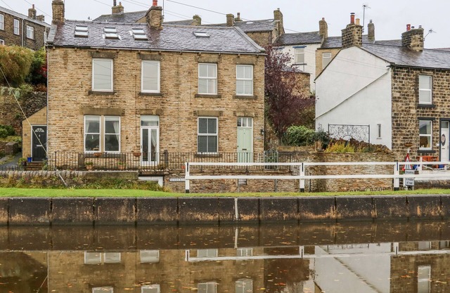 CANALSIDE COTTAGE, family friendly, with open fire in Farnhill