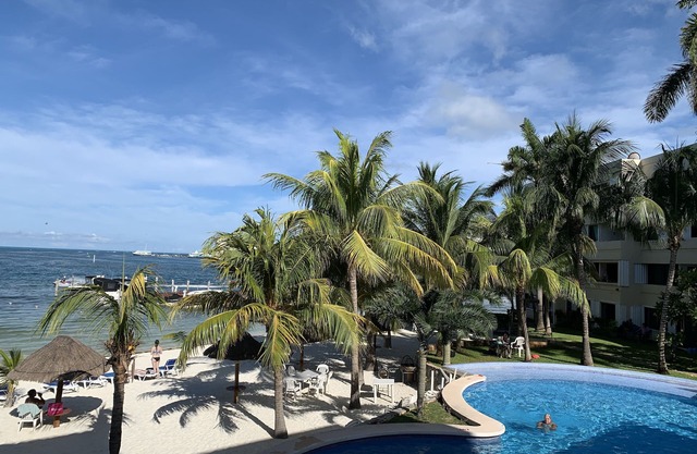 CANCUN Beachfront Apartment on the Hotel Zone excellent location